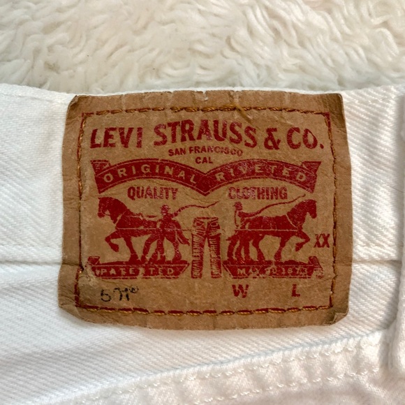 Levi’s White Denim Cutoff Shorts!! - Picture 5 of 7
